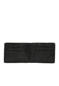 Černá kožená peněženka, skládací design. Obsahuje čtyři přihrádky na karty a hladký povrch. Postrádá další přihrádky nebo ozdoby.