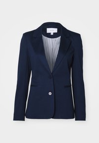 Blazer bleu marine ajusté avec deux boutons, col cranté et poches fendues, doté d'une doublure intérieure blanche à fines rayures verticales.