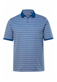 Blå randig polo t-shirt med en enfärgad blå krage och ärmar. Har två knappar och en bröstficka. Mjuk textur, avslappnad design.