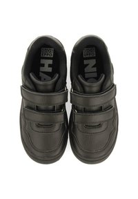 Zapatos de cuero negro con doble tira de Velcro, punta redondeada, interior acolchado y parte superior texturizada. La plantilla presenta el logo de forma destacada.