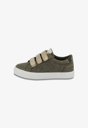 Grøn ruskinds sneakers med tre beige velcroremme, hvid gummisål og teksturerede detaljer. Siden har syede design og logo.