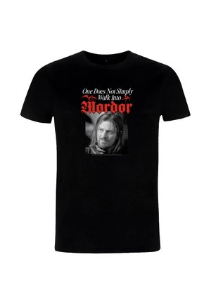Maglietta di cotone nera con un ritratto monocromatico centrale e testo rosso, con la frase "Non si entra semplicemente a piedi a Mordor."