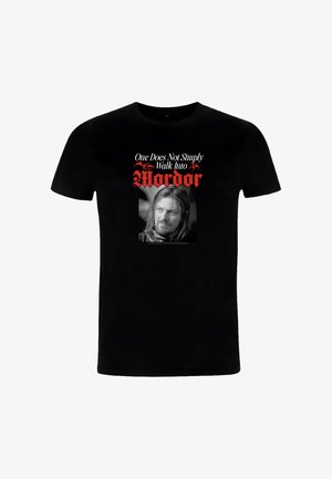 Maglietta di cotone nera con un ritratto monocromatico centrale e testo rosso, con la frase "Non si entra semplicemente a piedi a Mordor."