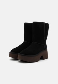 UGG CLASSIC SHORT NEW HEIGHTS - Botas de tornozelo com plataforma - black