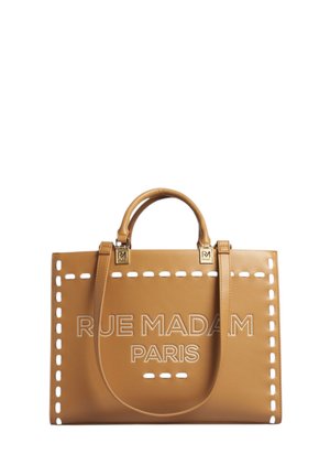 Borsa a mano in pelle color cuoio con doppi manici, dettaglio bordatura cucita bianca e testo in rilievo "RUE MADAM PARIS" sul davanti.