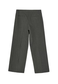 Ciemnoszare spodnie o szerokich nogawkach z tylnymi kieszeniami na listwę i gładkim paskiem, wykonane z teksturowanej tkaniny.