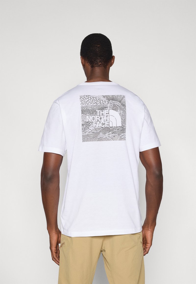 Λευκό βαμβακερό t-shirt με κοντά μανίκια, που φέρει μαύρο γεωμετρικό σχέδιο στην πλάτη, με το λογότυπο "THE NORTH FACE".