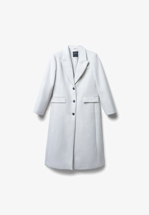 Cappotto di lana grigio chiaro con un design su misura. Presenta un colletto a punta, tre bottoni scuri e due tasche frontali. Texture liscia.