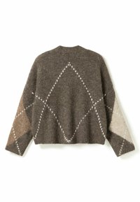 Bruine gebreide trui met diamantpatronen in crème, beige en tan op de achterkant en mouwen, met een geribbelde zoom en manchetten.