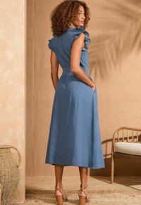 Love & Roses REGULAR FIT -RUFFLE SCOOP NECKLINE MIDI  - Farkkumekko - blue
