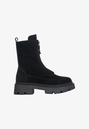 Czarne zamszowe botki za kostkę z okrągłym noskiem, zamkiem błyskawicznym po boku oraz wytrzymałą czarną gumową podeszwą z głębokim bieżnikiem zapewniającym przyczepność.