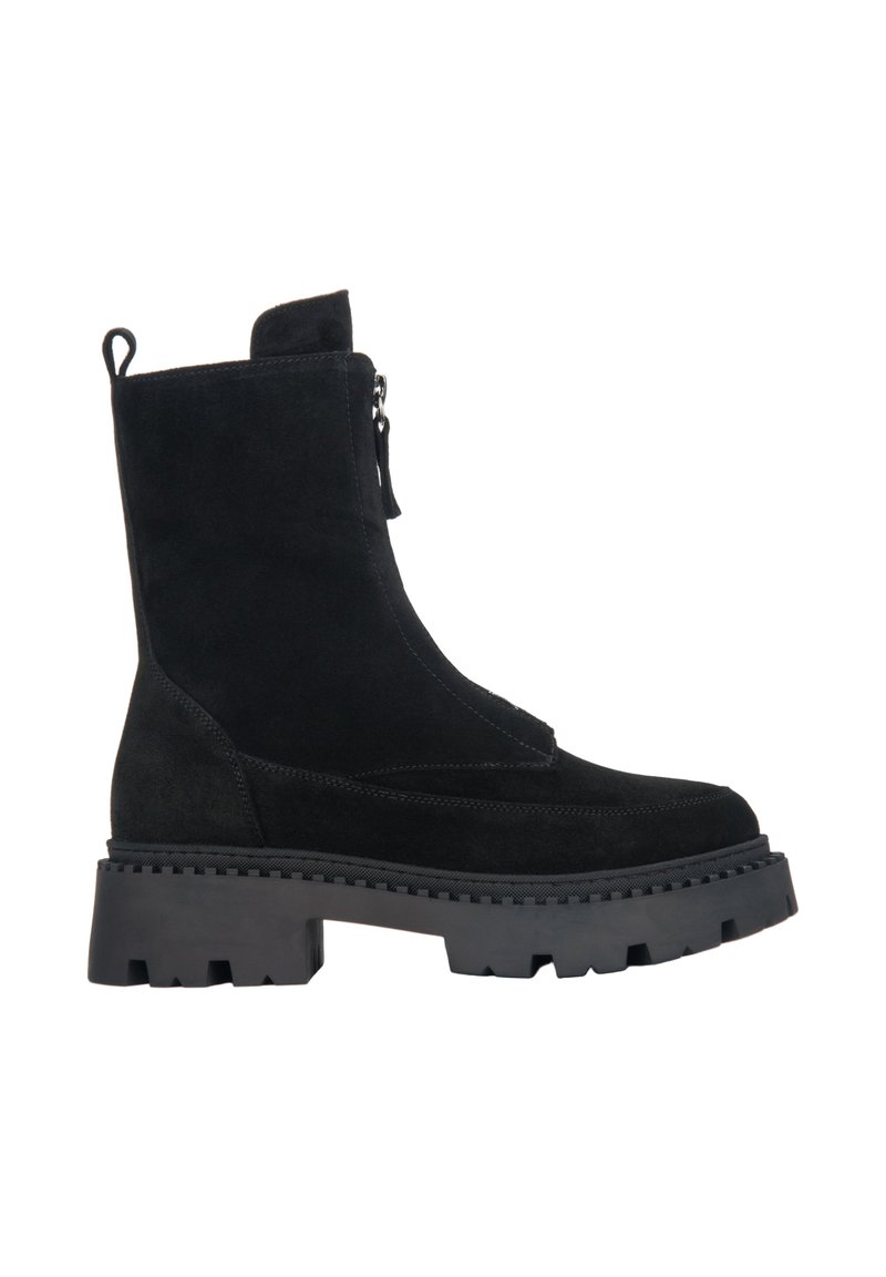 Zwarte suède enkelboots met een ronde neus, zijrits en een robuuste zwarte rubbere zool met diepe profielen voor grip.