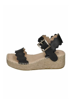Sandale compensée en cuir noir avec brides festonnées, boucle dorée, semelle intérieure beige rembourrée et plateforme en jute tressé.