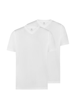 Zwei schlichte weiße T-Shirts mit V-Ausschnitt und kurzen Ärmeln, übereinandergelegt, auf weißem Hintergrund dargestellt.