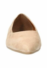 Beige suède ballerina met een ronde teen en een lage, flexibele zool. Gladde buitenkant, minimale stiksels en een naadloos ontwerp.