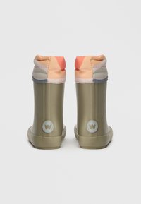 Een paar olijfgroene rubberen regenlaarzen met meerkleurige gevoerde stoffen manchet in perzik-, koraal- en grijstinten, gezien vanuit de achterkant.