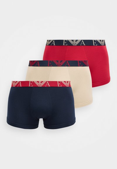 Três pares de boxers: azul-marinho, vermelho e bege. Cada um apresenta uma cintura elástica com logótipo e letras contrastantes, tecido macio e design ajustado.