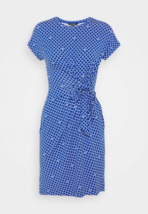Niebieska sukienka o długości za kolano z krótkimi rękawami, białymi geometrycznymi wzorami i wiązaniem po bokach, okrągły dekolt i dopasowana talia.