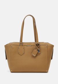 Brązowa torba na ramię ze skóry, z podwójnymi uchwytami, zamknięciem na zamek, sześciokątnymi ozdobami i odpinaną metką. Faktura powierzchni z srebrnymi elementami metalowymi.