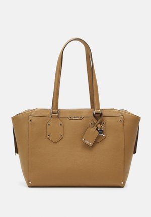 Brązowa torba na ramię ze skóry, z podwójnymi uchwytami, zamknięciem na zamek, sześciokątnymi ozdobami i odpinaną metką. Faktura powierzchni z srebrnymi elementami metalowymi.