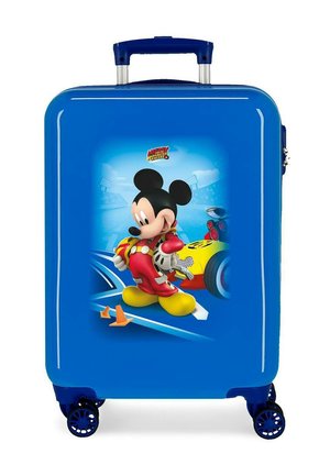Maleta rígida azul con cuatro ruedas, con una imagen de Mickey Mouse con atuendo de corredor y un coche de carreras amarillo en el frente.
