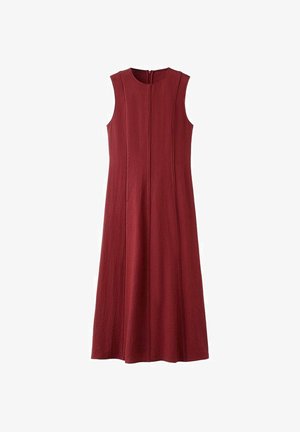 Šaty bez rukávov, dĺžka po zem, v tmavočervenej farbe. Majú jednoduchý dizajn s vertikálnymi švami a nenápadným zipsom na chrbte. Jemná textúra.