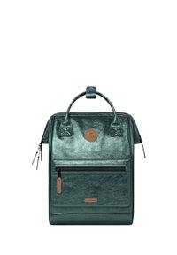 Groene metallic rugzak met een gestructureerd ontwerp, voorvak met rits, dubbele draaghandvatten en een ronde logo patch. Zachte textuur met een glanzende afwerking.
