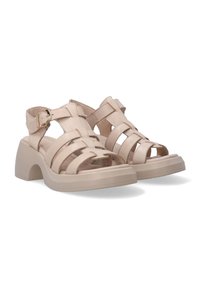 Beige open-toe sandalen met brede kruislings bandjes, verstelbare enkelsluiting en chunky wiggenhak. Getextureerd materiaal met een gladde afwerking.