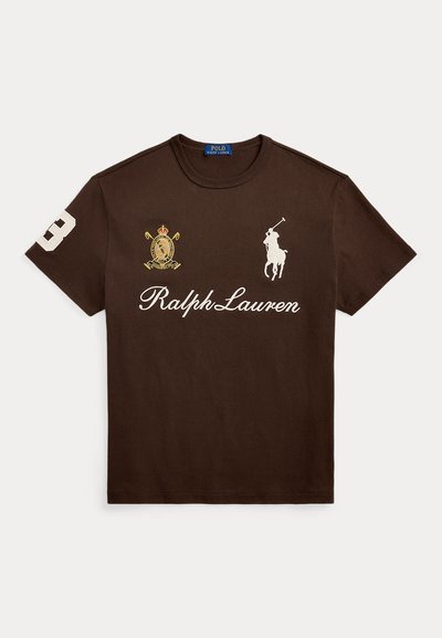 Καφέ μπλουζάκι Ralph Lauren με λευκό λογότυπο Polo player, κείμενο «Ralph Lauren», έμβλημα ασπίδας στο αριστερό στήθος και αριθμό 3 στο δεξί μανίκι.