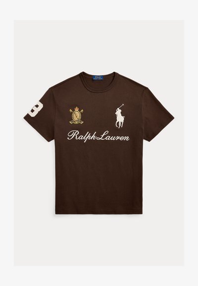 Καφέ μπλουζάκι Ralph Lauren με λευκό λογότυπο Polo player, κείμενο «Ralph Lauren», έμβλημα ασπίδας στο αριστερό στήθος και αριθμό 3 στο δεξί μανίκι.