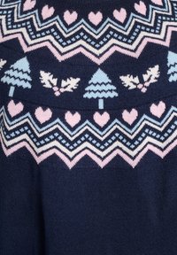 Marineblå sweater med lyserøde hjerter, lyseblå træer og hvide accenter i et zigzag-mønster, lavet af blødt strikket materiale.