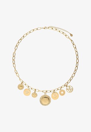 Gouden ketting met schakels en zeven hangers, met verschillende ontwerpen zoals harten en sterren, en textuuraccenten.
