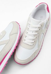 Sneaker bianche e grigie realizzate con materiali in suede e pelle. Presentano una suola in gomma rosa e lacci bianchi. Punta arrotondata e colletto imbottito.
