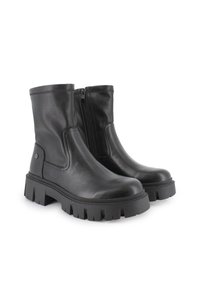 Botas de tobillo de cuero negro con cremallera lateral, suela gruesa y texturizada, y superficie lisa. Presentan un acento de logo en el costado.