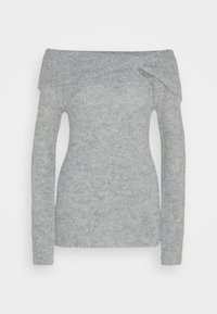 Pull tricoté gris clair à manches longues avec encolure large côtelée tombante sur les épaules et tissu doux texturé.