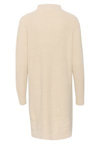 Robe pull longue beige en maille avec manches longues et col montant côtelé, vue de dos sur fond blanc.