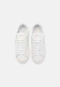 Sneaker bianche in pelle con punte rotonde, lacci piatti e dettagli in logo dorato. Texture liscia con un design pulito. Suole in gomma.