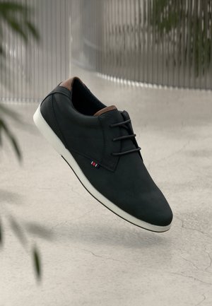 Pier One Hétköznapi fűzős cipő - black