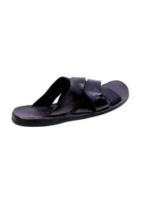 Sandal in pelle nera con design open toe, caratterizzata da cinturini incrociati, suola piatta e una consistenza liscia. Stile minimalista e pratico.