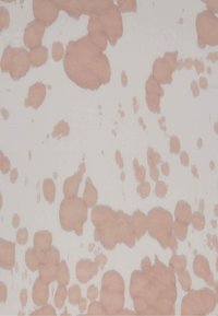 Tejido estampado en suave blanco con grandes manchas irregulares en rosa claro y texturas de pinceladas, creando un diseño sutil y orgánico.