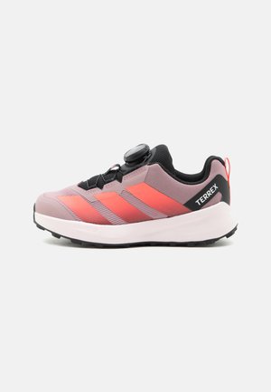 Ανοιχτό μωβ και κοραλλί παπούτσι Adidas Terrex για τρέξιμο σε μονοπάτια με μαύρες λεπτομέρειες, λευκή σόλα και σύστημα κλειδώματος με διακόπτη, πλευρική όψη.
