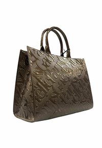 Borsa a mano in faux leather marrone con motivo testuale in rilievo, doppie maniglie, forma strutturata e finitura lucida.