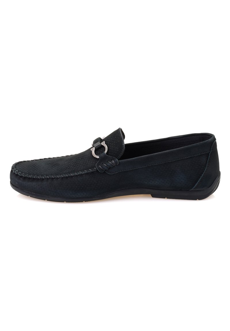 Zwarte moccasin schoen van gestructureerd suede, met geweven accenten en een metalen gespdetail, voorzien van een flexibele rubberen zool.