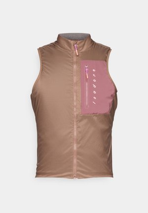 Utenærmet brun vest med høy krage, glidelås foran og en rosa lomme med kontrasterende glidelås. Glatt tekstur med lett design.