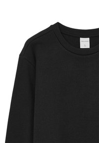 Maglione nero in maglia waffle con scollatura rotonda a costine e etichetta che mostra la taglia 'L'. Il tessuto presenta una superficie testurizzata.