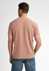 T-Shirt mit kurzen Ärmeln und Rundhalsausschnitt in Hellbraun mit feinen blauen Streifen. Bequemes Material und leicht abgerundeter Saum, verziert mit sichtbaren Nähten.