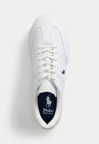 Witte leren sneaker met witte veters, donkerblauw Polo Ralph Lauren-logo op de binnenzool en een klein logo aan de zijkant.