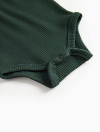 Tmavozelený rebrovaný body s okrúhlym výstrihom a uzatváraním na patentky na spodnej časti. Mäkko tkaná látka s textúrovaným povrchom.
