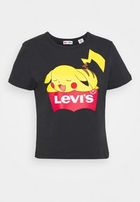 Svart bomull t-shirt med en stor gul Pikachu-grafik ovanför den röda Levi's-logotypen. Rund hals och korta ärmar.