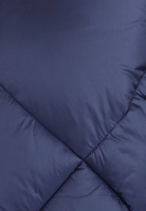Navy-blaues Daunenjackenmaterial mit diagonaler Steppung und glatter, glänzender Textur sowie sichtbaren Nähdetails.